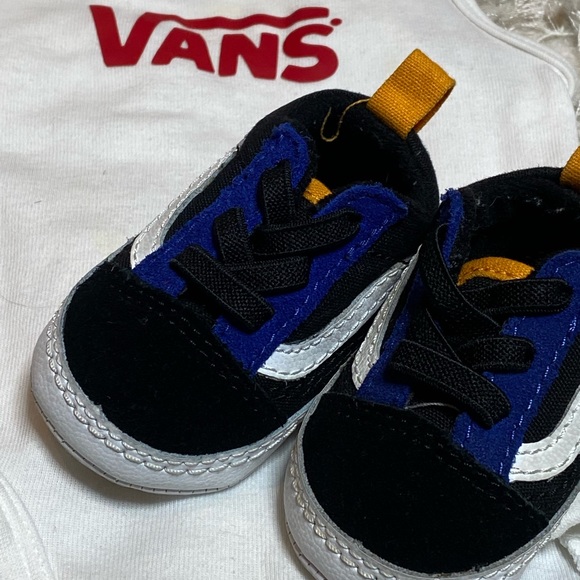 Vans Infant Baby Shoe plus Vans onesie - Picture 5 of 6